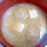 冷凍肉団子と玉ねぎと豆腐の味噌汁